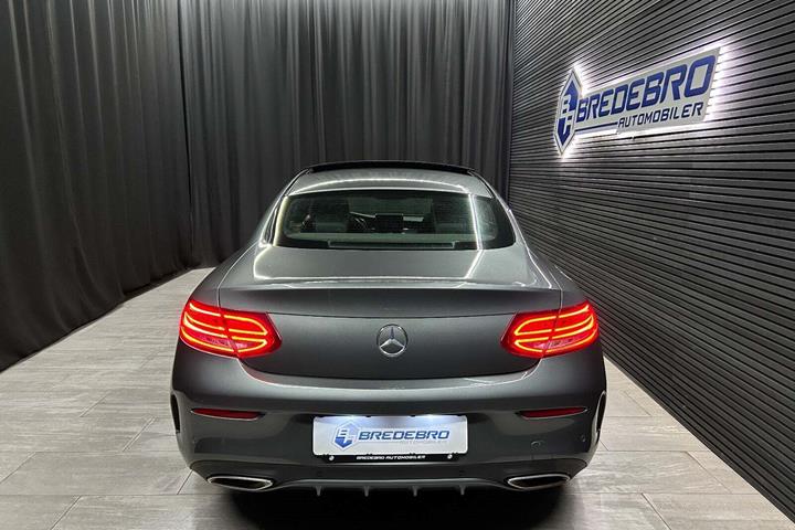 Grå Mercedes C250 fra 2016 set udefra
