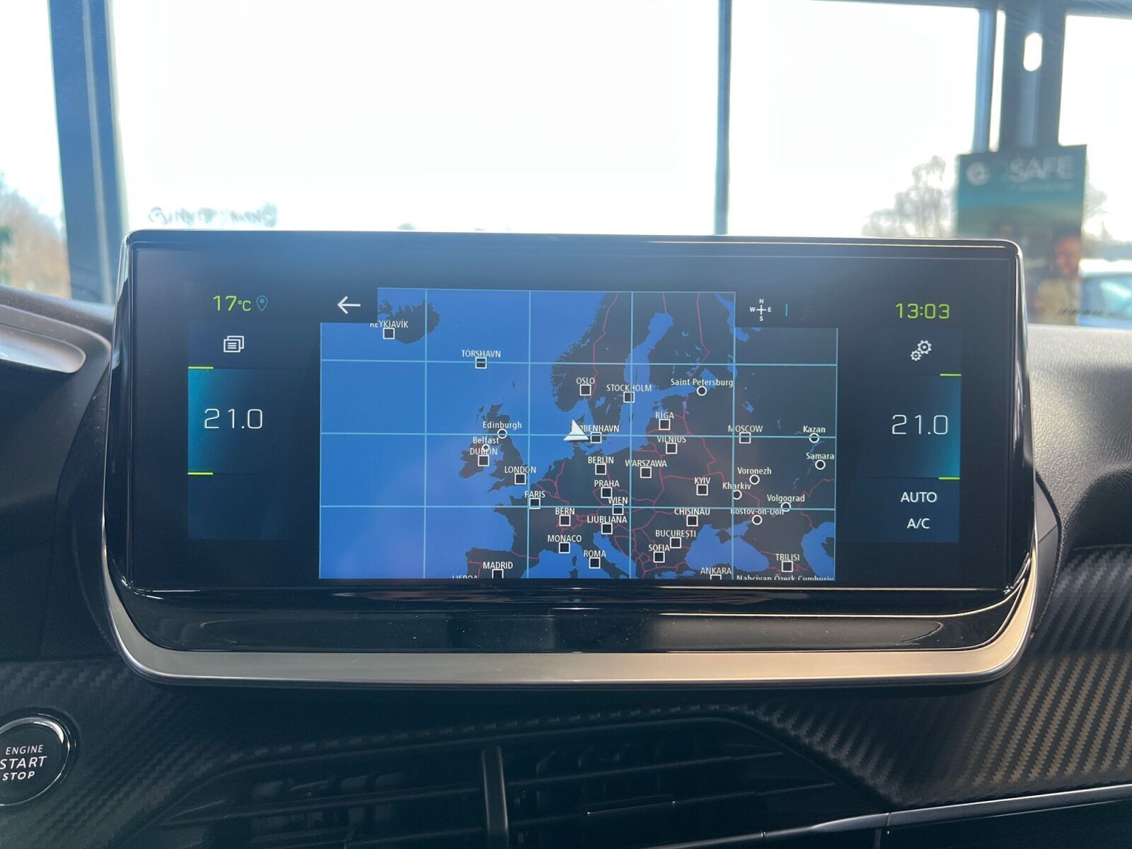 Blå Peugeot e-2008 fra 2022