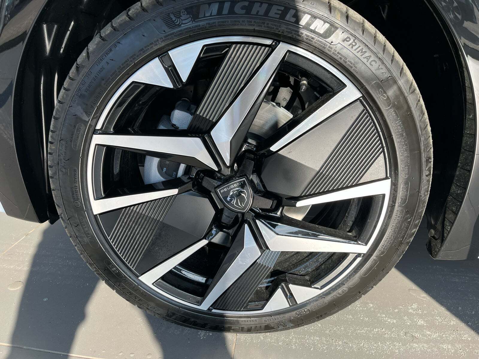 Hvid Peugeot e-208 fra 2025