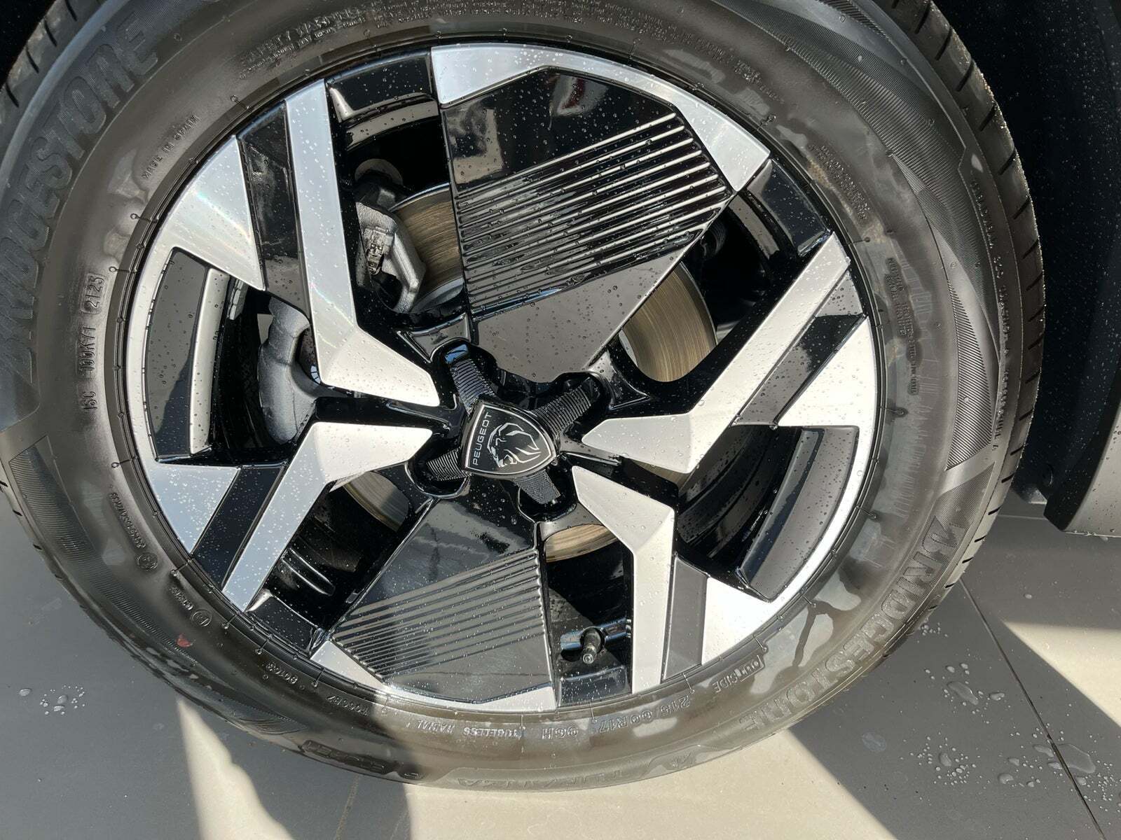 Grå Peugeot e-2008 fra 2025