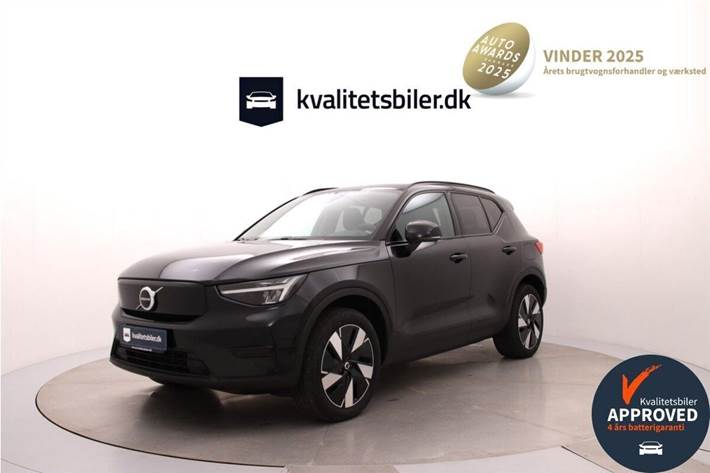 Sort Volvo XC40 fra 2025 set udefra