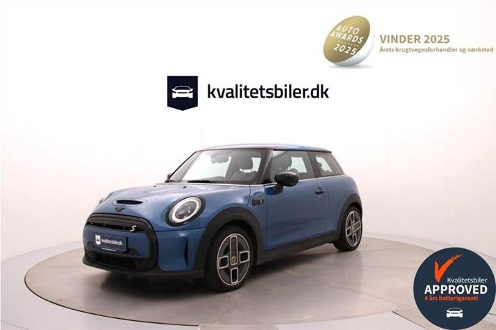 Blå Mini Cooper fra 2022 set udefra