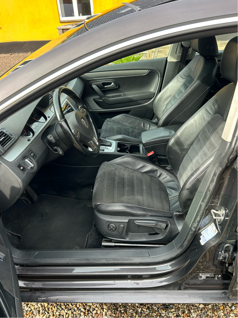 Sort VW Passat fra 2009