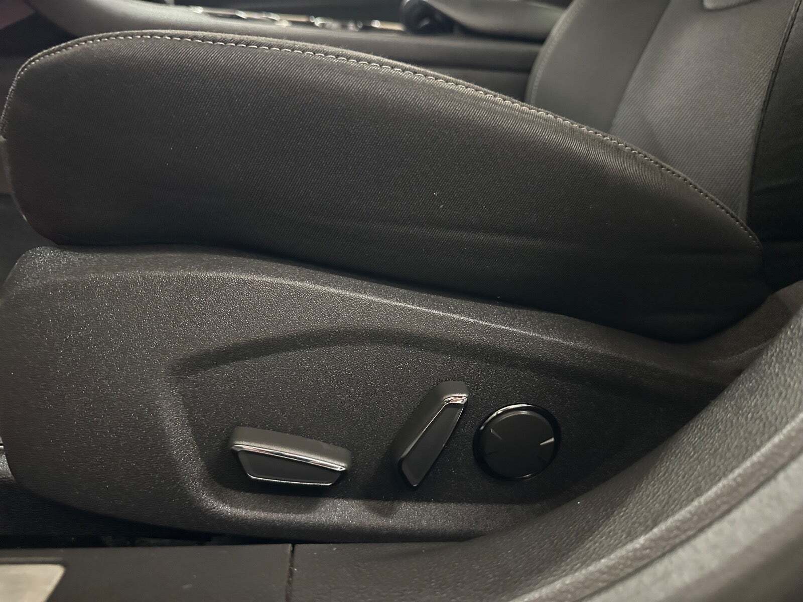 Grå Ford Mondeo fra 2015