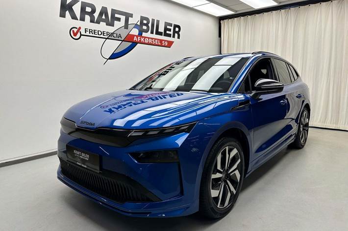 Blå Skoda Enyaq fra 2025 set udefra