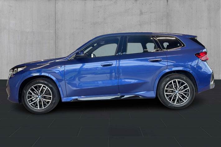 Blå BMW iX1 fra 2025