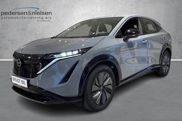 Grå Nissan Ariya fra 2024 set udefra