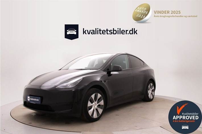 Sort Tesla Model Y fra 2022 set udefra
