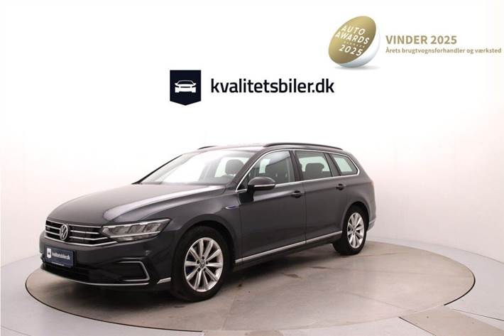 Grå VW Passat fra 2021 set udefra