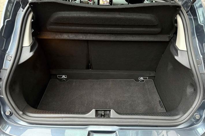 Grå Renault Clio IV fra 2019