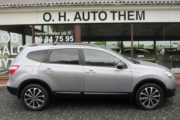 Blå Nissan Qashqai+2 fra 2011