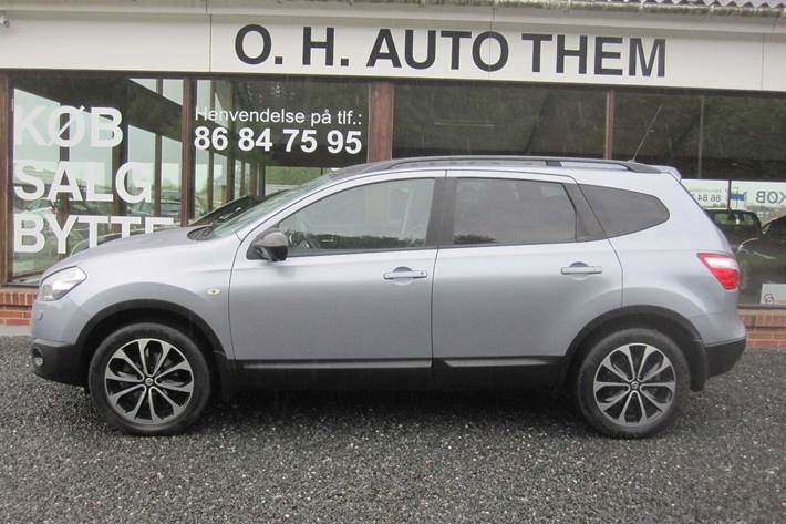 Blå Nissan Qashqai+2 fra 2011