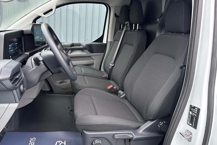 Hvid Ford E-Transit Custom 320 L2 fra 2025 set indefra