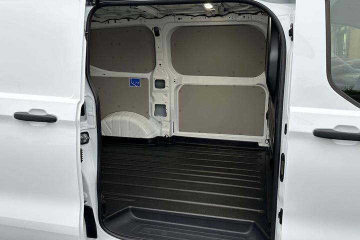 Hvid Ford E-Transit Custom 320 L2 fra 2025 set udefra