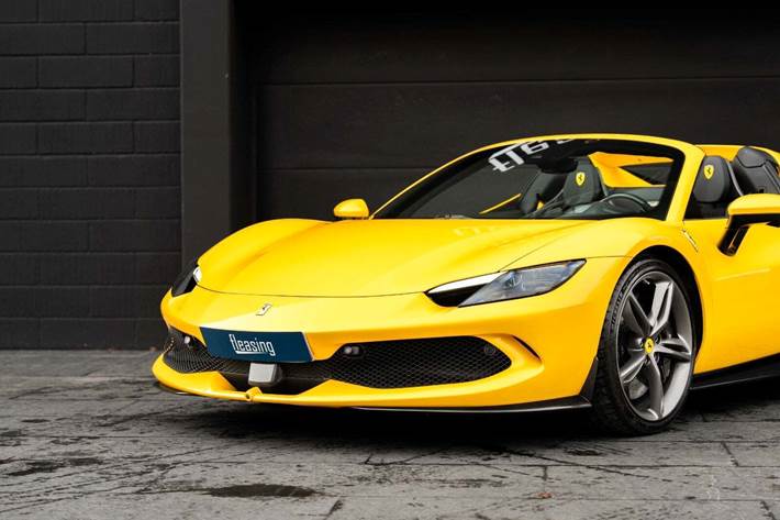 Gul Ferrari 296 GTS fra 2024 set udefra