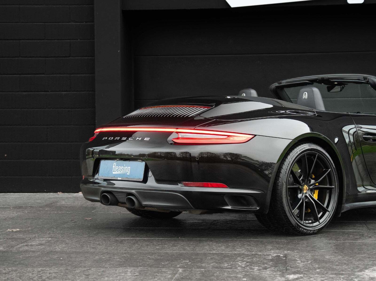 Sort Porsche 911 Carrera 4S fra 2016 set udefra