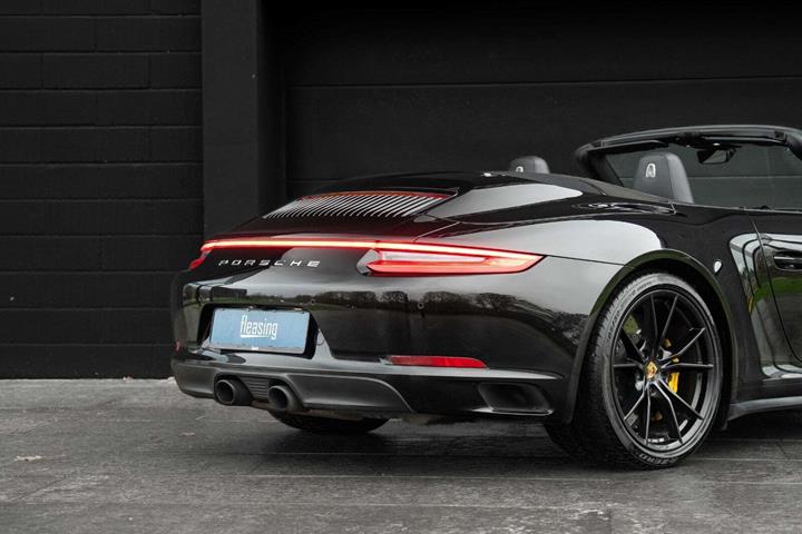 Sort Porsche 911 Carrera 4S fra 2016 set udefra