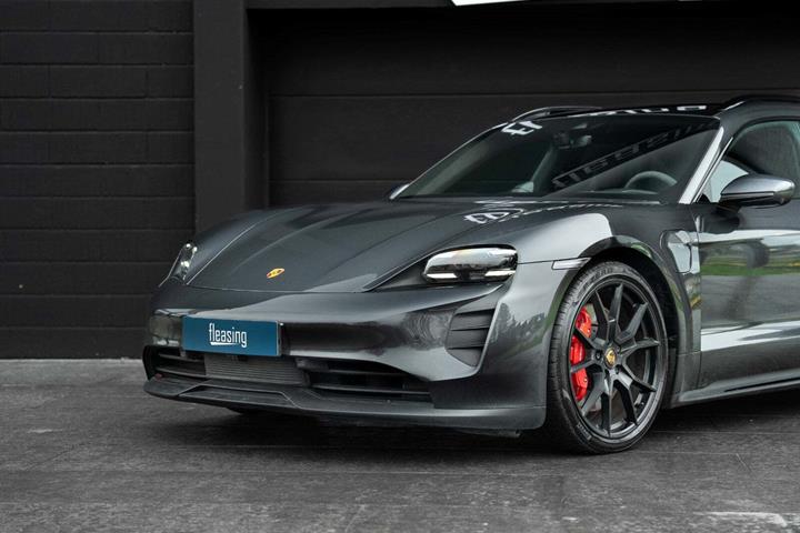 Grå Porsche Taycan GTS fra 2022 set udefra