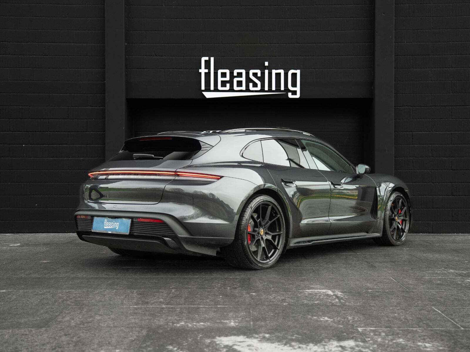 Grå Porsche Taycan GTS fra 2022