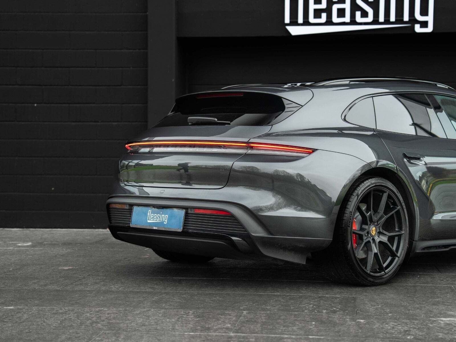 Grå Porsche Taycan GTS fra 2022