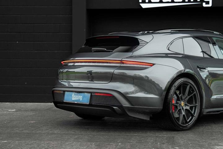 Grå Porsche Taycan GTS fra 2022