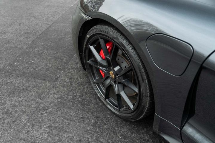 Grå Porsche Taycan GTS fra 2022 set udefra