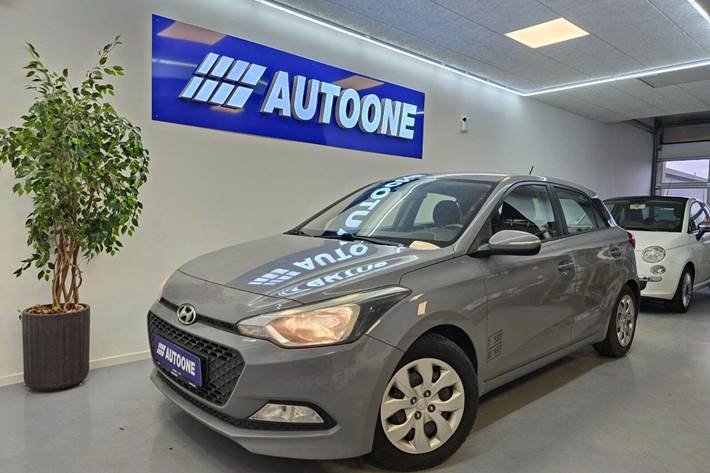 Grå Hyundai i20 fra 2015 set udefra