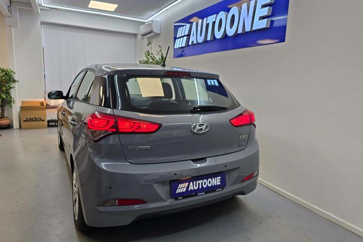 Grå Hyundai i20 fra 2015