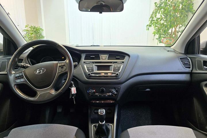 Grå Hyundai i20 fra 2015