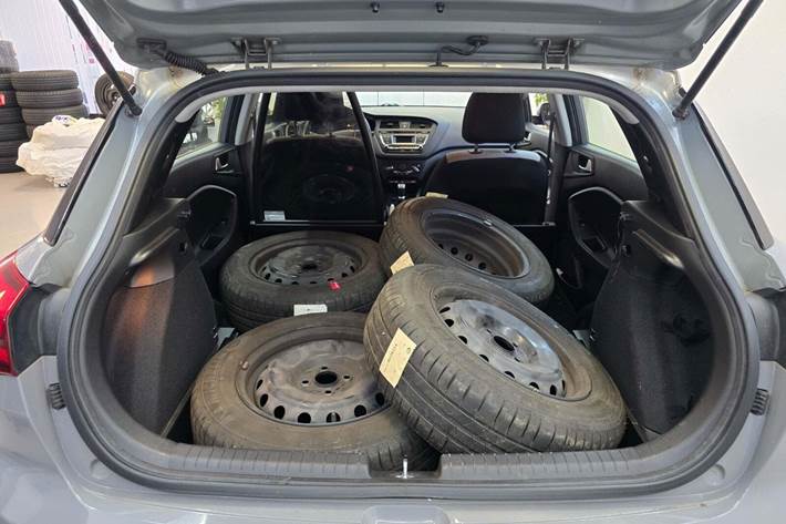 Grå Hyundai i20 fra 2015