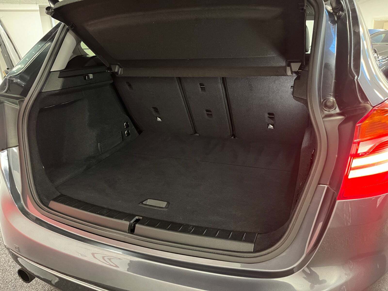 Grå BMW 225xe fra 2018