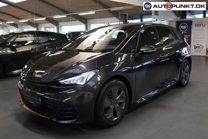 Grå Cupra Born fra 2024 set udefra