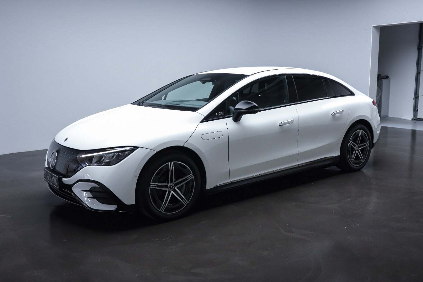 Hvid Mercedes EQE350+ fra 2025