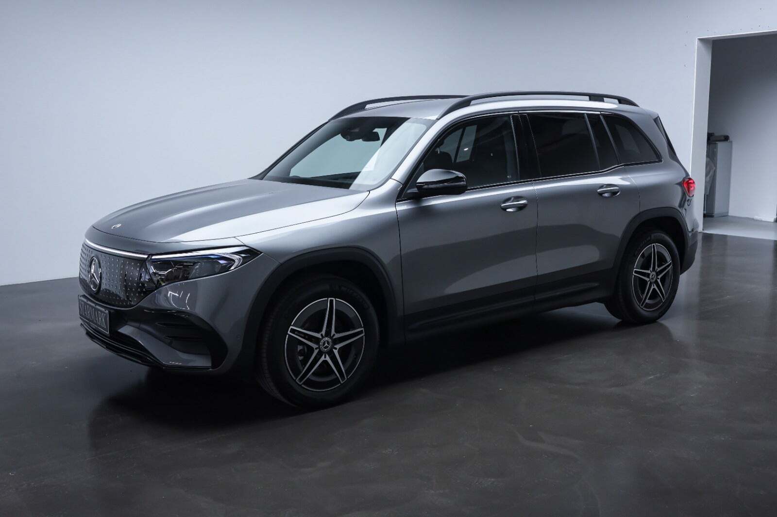 Grå Mercedes EQB250+ fra 2025