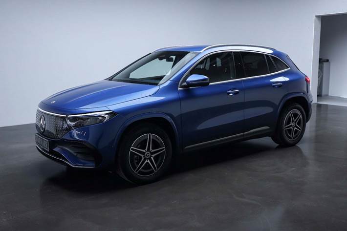 Blå Mercedes EQA250+ fra 2025 set udefra