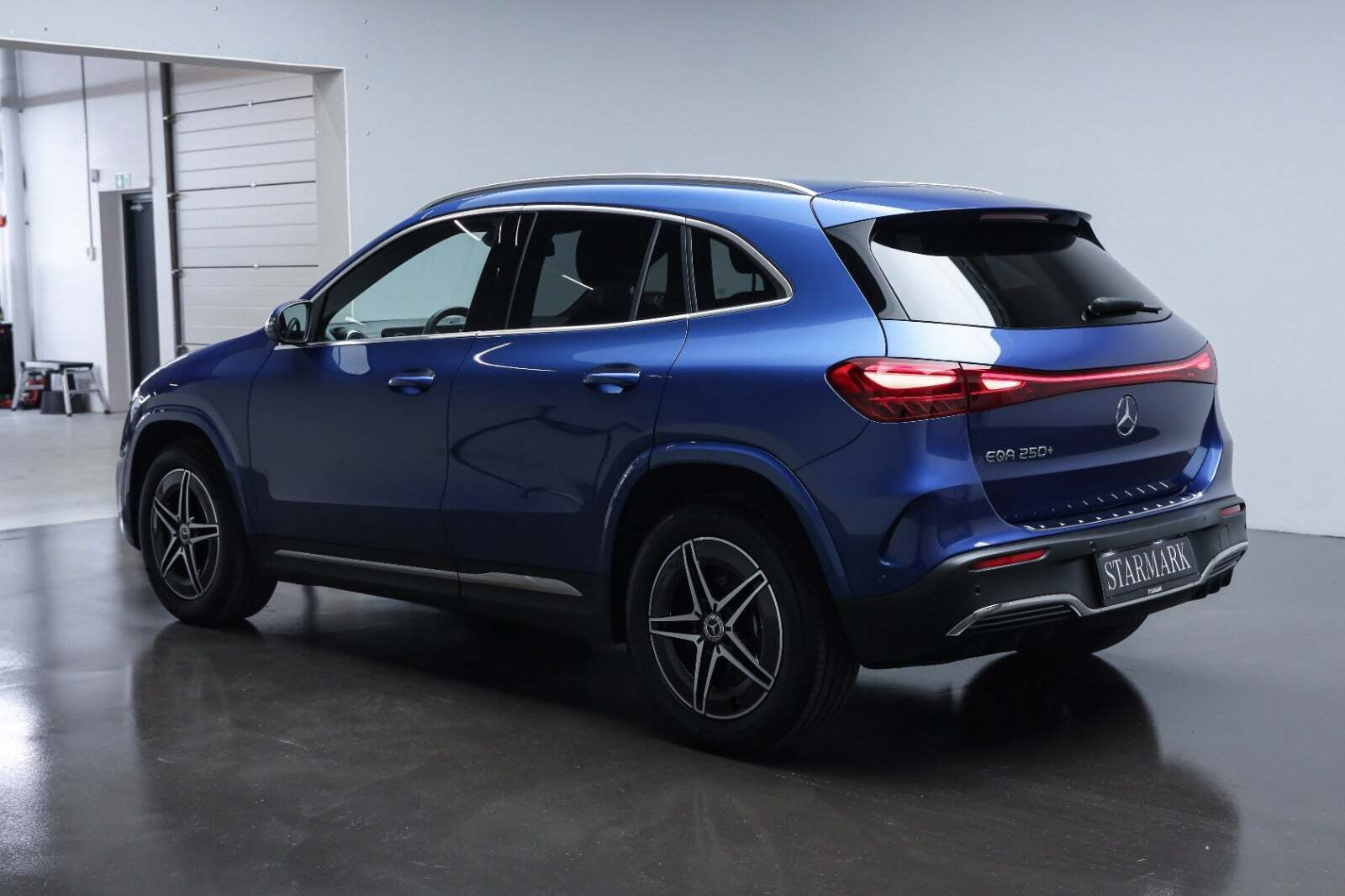 Blå Mercedes EQA250+ fra 2025