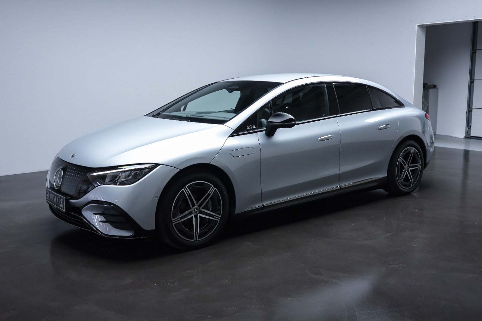 Sølv Mercedes EQE350+ fra 2025