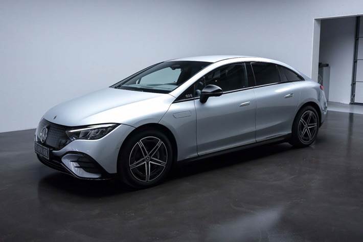 Sølv Mercedes EQE350+ fra 2025 set udefra