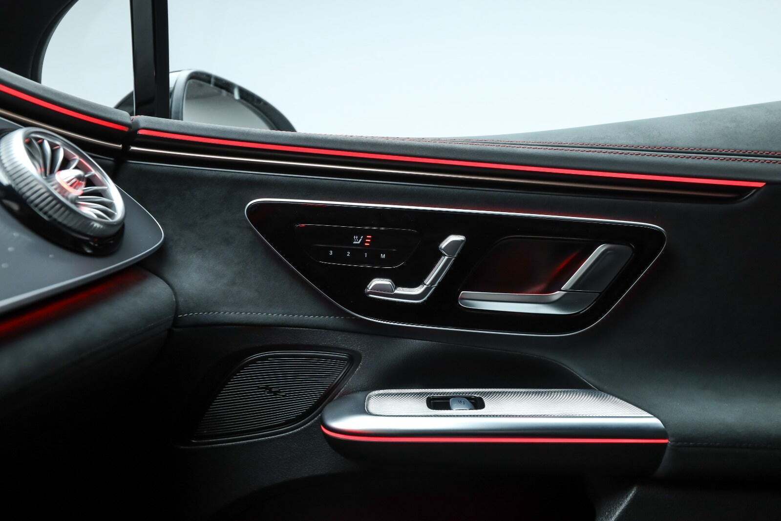 Sølv Mercedes EQE350+ fra 2025