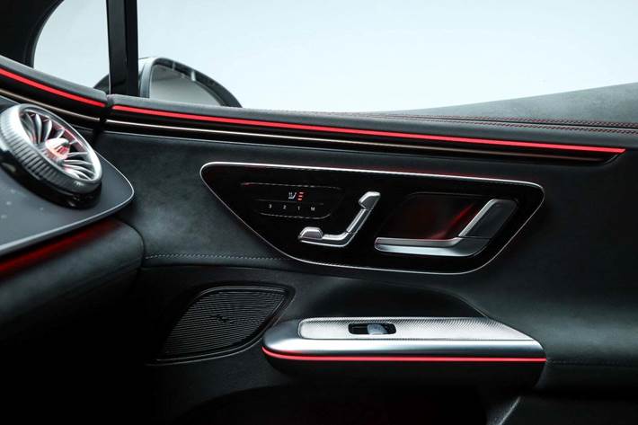 Sølv Mercedes EQE350+ fra 2025