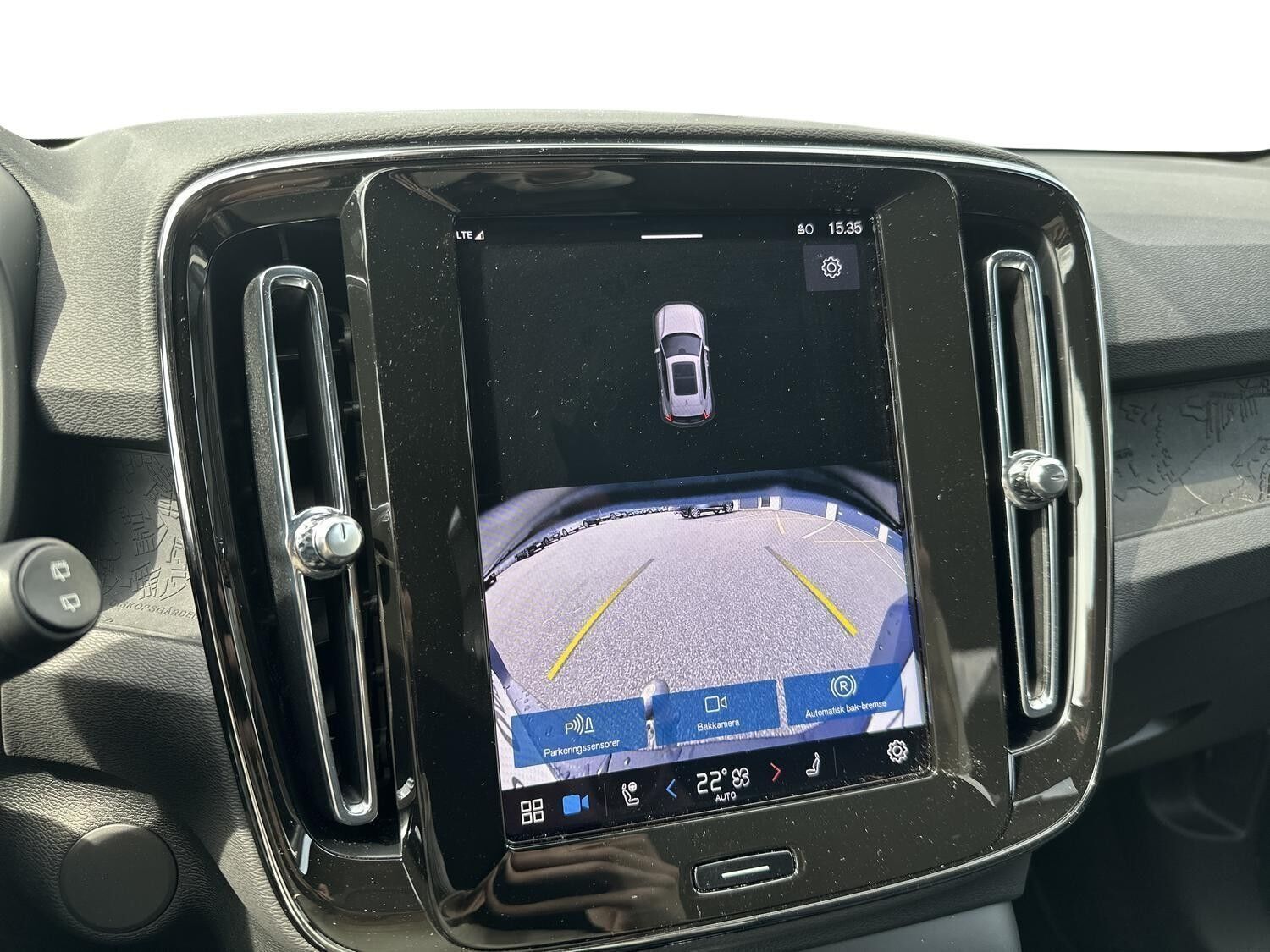 Blå Volvo XC40 fra 2023