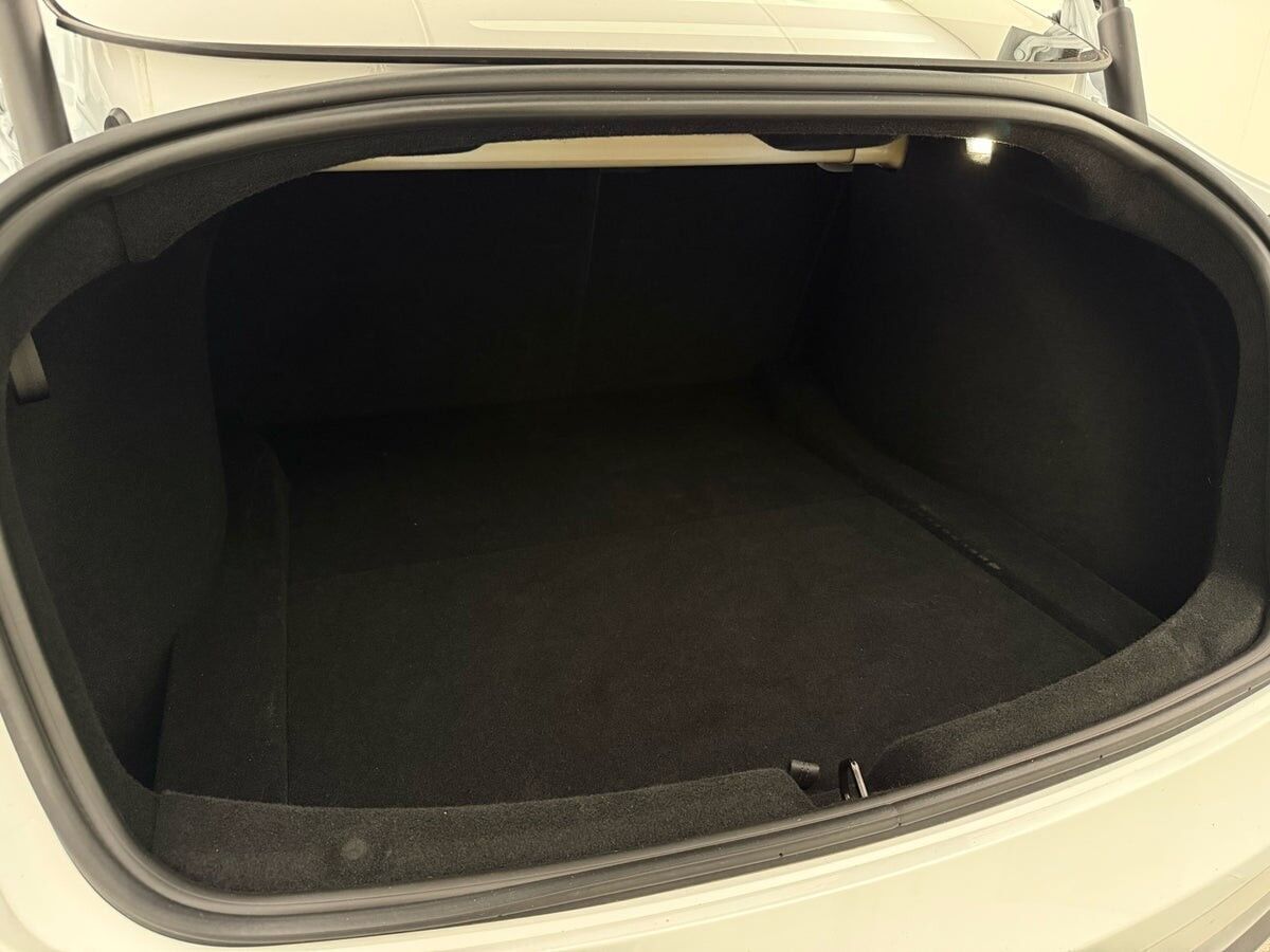 Hvid Tesla Model 3 fra 2024