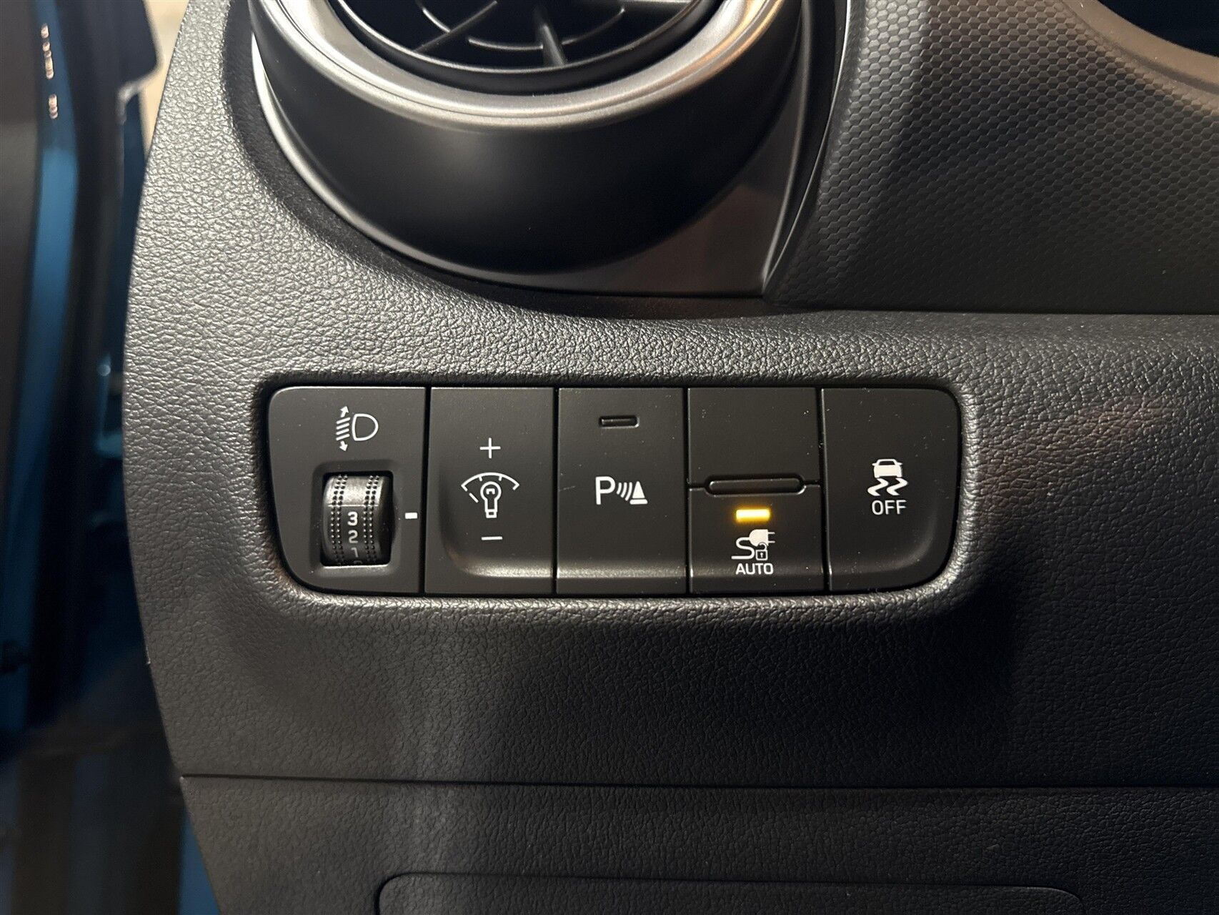 Blå Hyundai Kona fra 2022