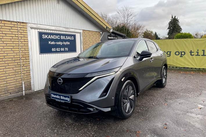Grå Nissan Ariya fra 2025 set udefra