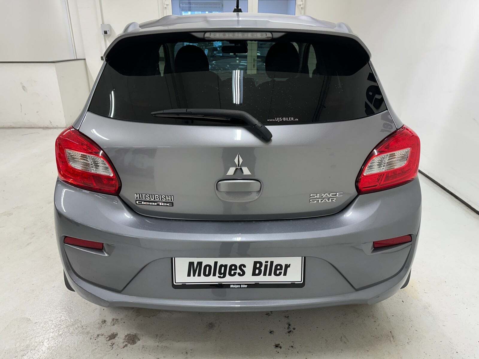Grå Mitsubishi Space Star fra 2016