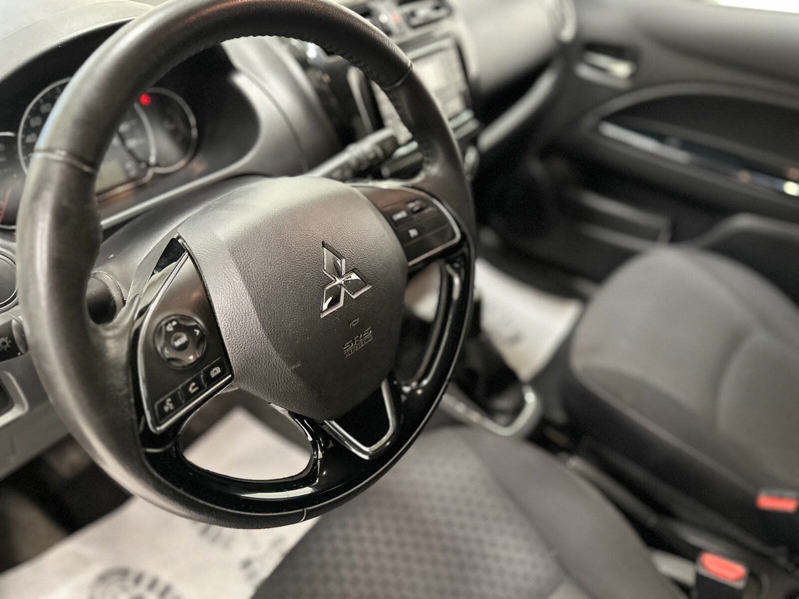 Grå Mitsubishi Space Star fra 2016