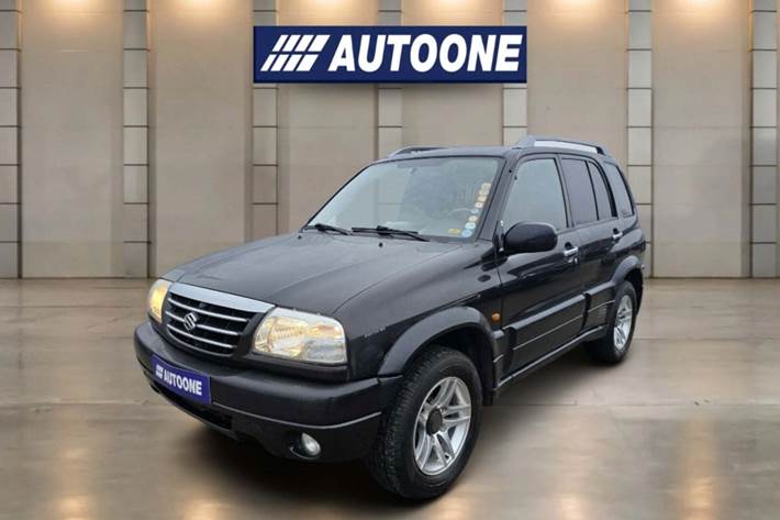Sort Suzuki Grand Vitara fra 2005 set udefra