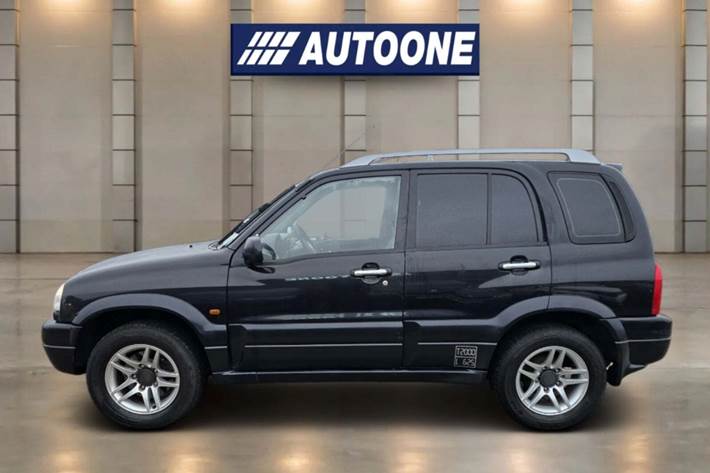 Sort Suzuki Grand Vitara fra 2005 set udefra