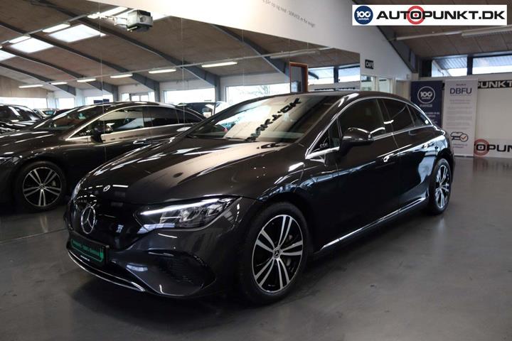 Grå Mercedes EQE350 fra 2023 set udefra