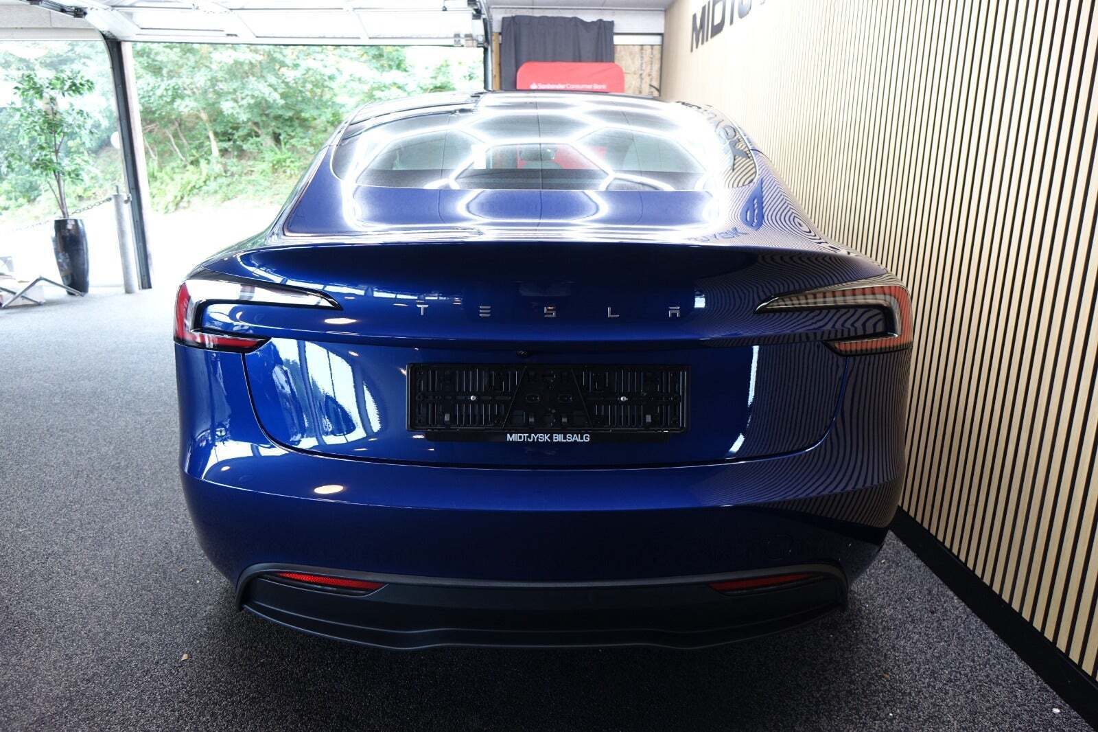 Blå Tesla Model 3 fra 2024